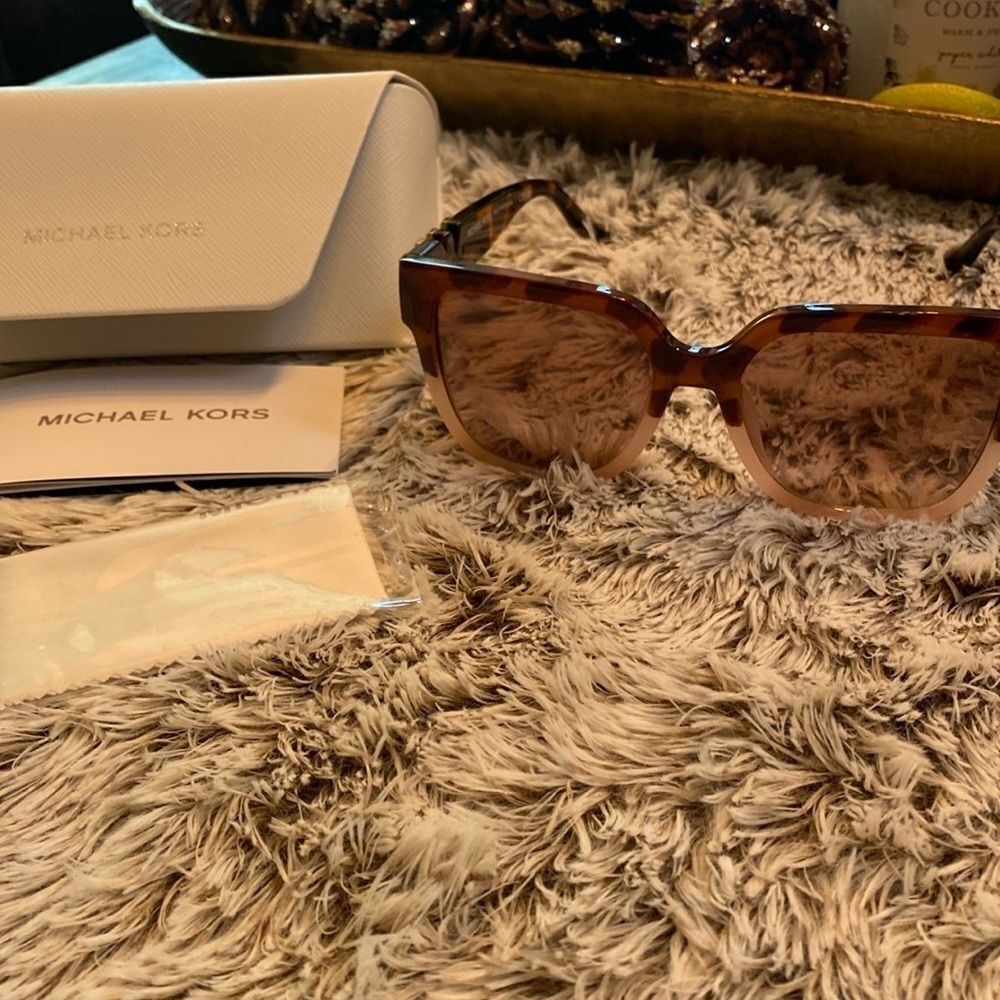 NWOT MK sunglasses tortoise fading into pink. Brown lens 😍
